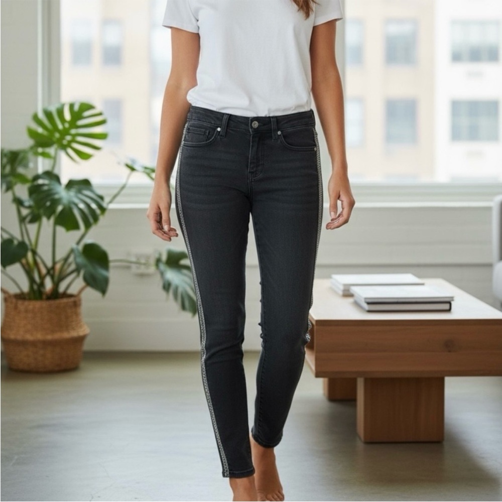 Like-new Tommy Bahama High Rise Ankle Black Wash Embellished Sparkle Jeans